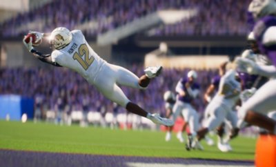 《EA Sports College Football 25》螢幕截圖，顯示Travis Hunter飛撲搶球