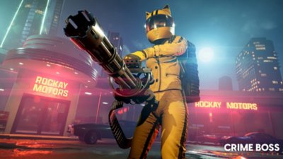Snimak ekrana igre Crime Boss: Rockay City na kom je prikazano kako lik u žutom odelu, s mačjim ušima na motociklističkoj kacigi, drži ogromno vatreno oružje