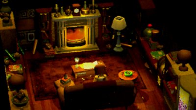 Screenshot van Crow Country met Mara Forest op een bank voor een open vuur, in een weelderige woonkamer.