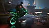 Cyberpunk 2077: Edgerunners frissítés egy karakterrel, aki egy világító zöld kerekű motorkerékpárral egy kerékre áll
