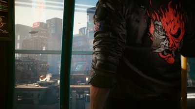 Captura de pantalla de la actualización 2.1 de Cyberpunk 2077 que muestra a un personaje con una chaqueta de Samurai mirando por una ventana