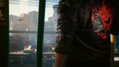 Cyberpunk 2077 version 2.1 update-screenshot van een personage met een samoeraijas dat uit een raam kijkt