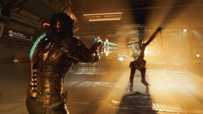 Captura de pantalla de Dead Space que muestra a Isaac disparando un arma a una criatura grotesca