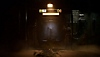 Dead Space-screenshot van een dreigend wezen dat aan het einde van een gang staat