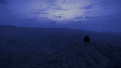 video che mostra Sam che cammina in vari ambienti