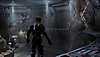 Původní grafika hry Dead Space zobrazující Isaaca stojícího ve velké místnosti.