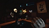 《Demeo》截屏，显示游玩平面上的漂浮骷髅头与金色头盔