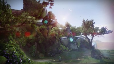 Captura de tela de Destiny 2: A Forma Final mostrando dois Fantasmas gigantes na face de uma rocha