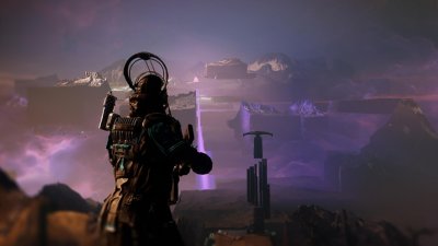 Captura de pantalla de Destiny 2: La Forma Final que muestra a un personaje sosteniendo un arma mientras observa un vasto paisaje.