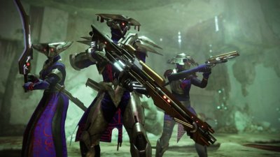 Captura de pantalla de Destiny 2 que muestra a los guardianes usando una armadura y objetos decorativos nuevos, además de portar armas nuevas.