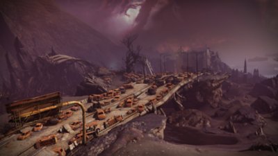 Screenshot aus Destiny 2: Die Finale Form mit alten, rostigen Fahrzeugen auf einer großen Straße.