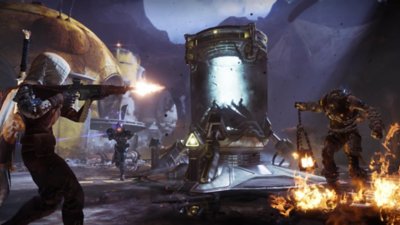 Screenshot van Destiny 2 uit de uitbreiding Forsaken met een grote vijand die een brandend wapen aan een ketting draagt