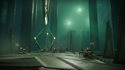 Snimka zaslona Destiny 2, epizoda Heresy, čin 2 prikazuje praznu prizmu okruženu stolovima i svijećama, smještenu u zelenom atriju s maglom.