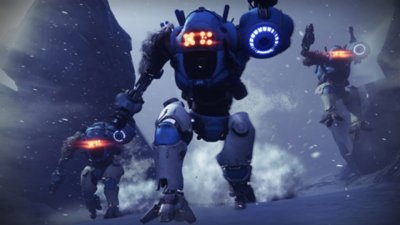 Destiny 2: epizóda Heresy, časť Act 3 – snímka obrazovky zobrazujúca troch približujúcich sa robotických nepriateľov v snehu 