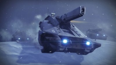 Destiny 2: epizóda Heresy, časť Act 3 – snímka obrazovky zobrazujúca sivý tank s modrými svetlami jazdiaci po snehu