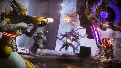 ภาพหน้าจอ Destiny 2 Into the Light แสดงให้เห็นเหล่า Guardian กำลังต่อสู้ใน Midtown ในการแข่งขัน Onslaught