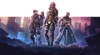 عمل فني من Destiny 2: Lightfall يُظهر Warlock وHunter وTitan يقفون أمام منظر لمدينة