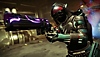 Imagem de Destiny 2 com um Guardião a apontar uma arma estilo revólver