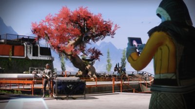 Screenshot van Destiny 2 met een Guardian die een soort tablet gebruikt 
