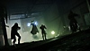 《命运2》截屏，展示三名守护者在黑暗的隧道中攻击一名飘浮的敌人