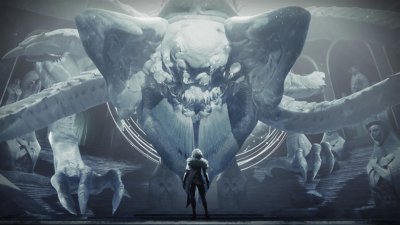 Screenshot aus Destiny 2: Saison des Wunsches, auf dem ein Character vor einem riesigen monsterähnlichen Wesen zu sehen ist