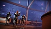 Captura de pantalla de la Temporada de las Profundidades de Destiny 2 que muestra a los Guardianes preparándose para la batalla en una base submarina