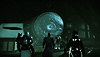 Captura de pantalla de la Temporada de las Profundidades de Destiny 2 que muestra a los Guardianes mirando hacia un ojo gigante
