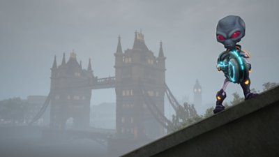 Destroy All Humans! 2 screenshot showing Crypto the alien standing in front of London's Tower Bridge on a foggy day