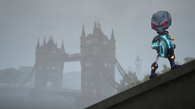 Destroy All Humans! 2 – zrzut ekranu przedstawiający kosmitę Crypto stojącego przed Tower Bridge w Londynie, w mglisty dzień