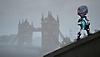 Destroy All Humans! 2 -pelin kuvakaappaus, jossa muukalaisolento Crypto seisoo Lontoon Tower Bridgen edustalla sumuisena päivänä