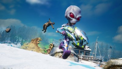 Captura de pantalla de Destroy All Humans! 2 que muestra al alienígena Crypto corriendo a través de los campos nevados mientras que un soldado en el fondo está a punto de ser abatido por un monstruo gigante