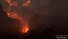 Diablo IV – kuvakaappaus sankarista ratsailla katselemassa magmajärveä