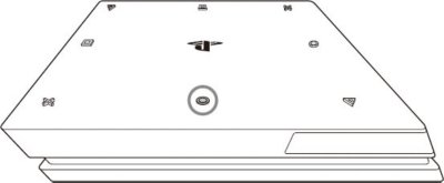 PS4 CUH-2015 ضع جهاز PS4 على سطح نظيف ومستوٍ رأسًا على عقب، وابحث عن الفتحة الموجودة فوق شعار PS مباشرةً. 
