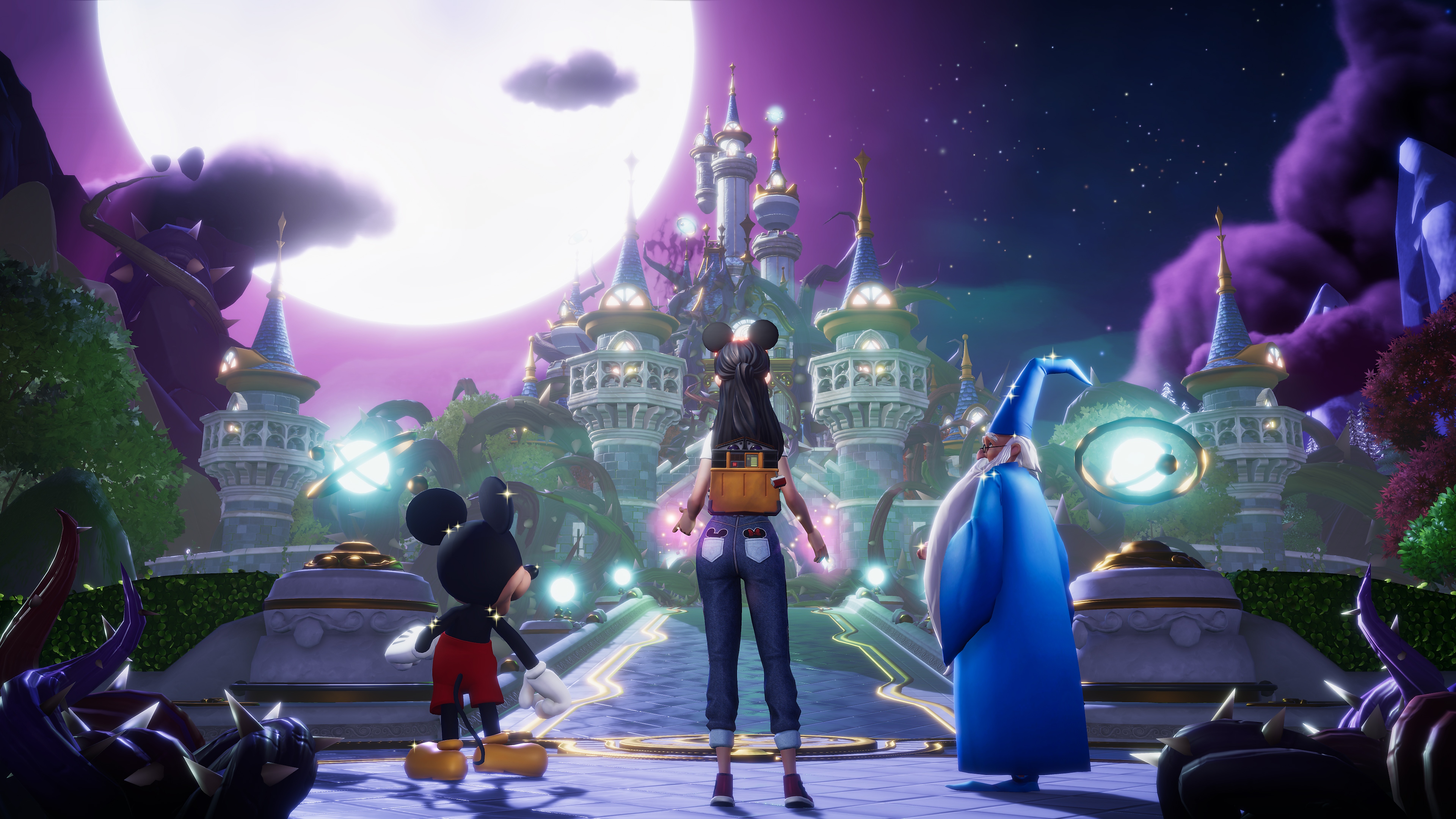 Captura de pantalla de Disney Dreamlight Valley que muestra a Mickey Mouse, Merlín y un avatar de jugador que mira hacia un castillo bajo una gran luna llena