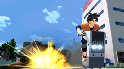 Dragon Ball: The Breakers – Screenshot, der einen Charakter zeigt, der von einem explodierenden Roller-ähnlichen Polizeifahrzeug wegfährt.