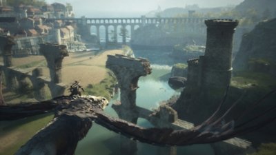 Dragon's Dogma 2 – snímek obrazovky zobrazující postavu na hřbetu obřího orla