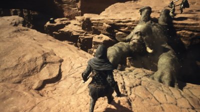 Dragon's Dogma 2 — Captura de tela exibindo um Ciclope em apuros, cercado pelo jogador e seus Peões