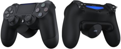 Imagen de producto frontal y trasera de DUALSHOCK 4 con accesorio de botones posteriores.