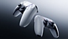Manettes DualSense sur un arrière-plan gris