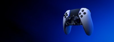 Vue avant et arrière de la manette DualSense Edge sur fond bleu