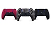 uma variedade de controles DualSense em 3 cores