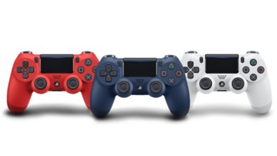 drie dualshock controllers in rood, blauw en wit