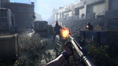 Dying Light: The Beast – Screenshot aus der Perspektive des Spielercharakters, der mit einer Waffe auf menschliche Gegner feuert