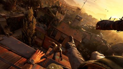 Dying Light: The Beast – Screenshot aus der Perspektive des Spielercharakters, der über Dächer hinweg auf Infizierte zusprintet