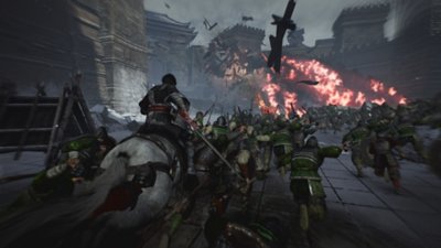 لقطة شاشة من لعبة Dynasty Warriors: Origins تعرض اللاعب يمتطي حصانًا بجانب جنود الجيش
