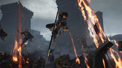 Captura de pantalla de Dynasty Warriors: Origins que muestra a un personaje atacando desde arriba con una lanza o arpón