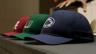 EA Sports College Football 26 - captura de ecrã que mostra bonés que representam diversas equipas