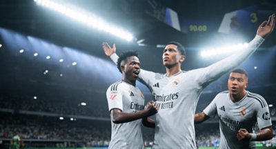 لقطة شاشة للعبة EA SPORTS FC 25 تُظهر ثلاثة من لاعبي كرة القدم يحتفلون في ملعب