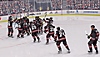 Skjermbilde fra EA Sports NHL 23 av et lag som feirer et mål.