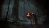Elden Ring - Shadow of the Erdtree – snímek obrazovky zobrazující strašidelnou lesní scénu s baňatou a svítící příšerou